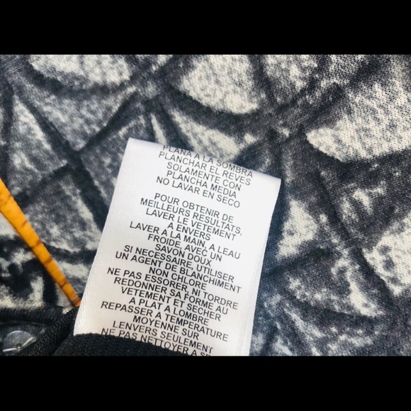 JONES NEW YORK GRAY-BLACK GEOMETRIC WRAP TOP - Picture 6 of 6